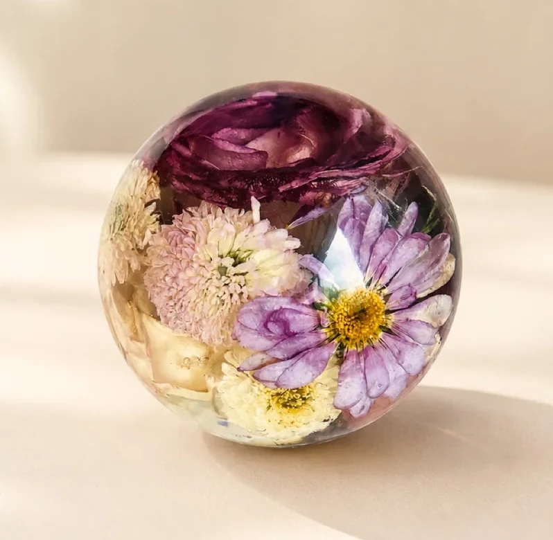 Memora G: composição de flores coloridas em resina transparente